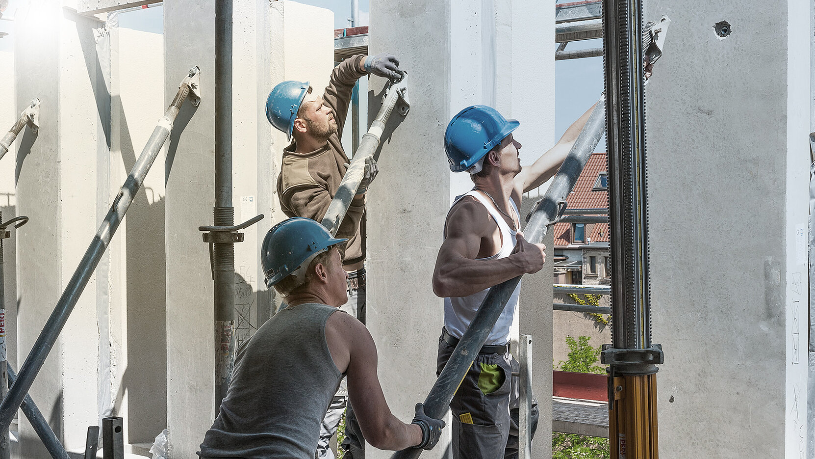 Schoeck_FA_Karlsruhe_PL_04_16z9_FHD_21RL.jpg Fasādi veido vairāk nekā 350 iepriekš izgatavoti betona elementi, kuru atsevišķi elementi ir veidoti dažādi, ar diviem līdz četriem stieņiem.